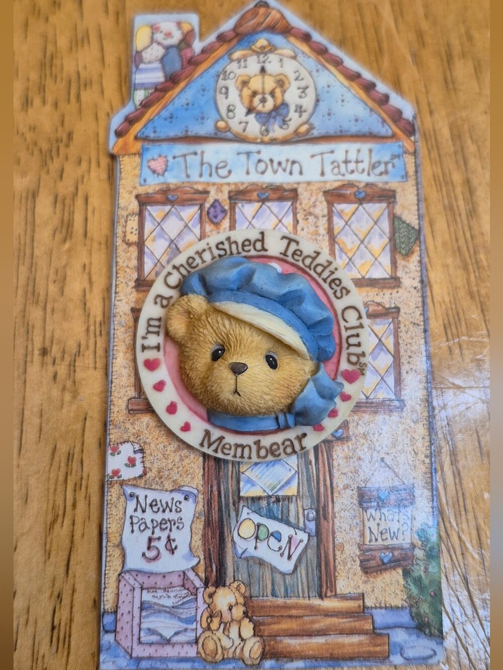 1995 Enesco Cherished Teddies "The Town Tattler" Club Membear Lapel Pin Brooch